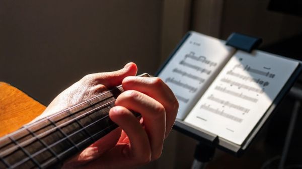 5 méthodes efficaces pour accorder votre guitare facilement